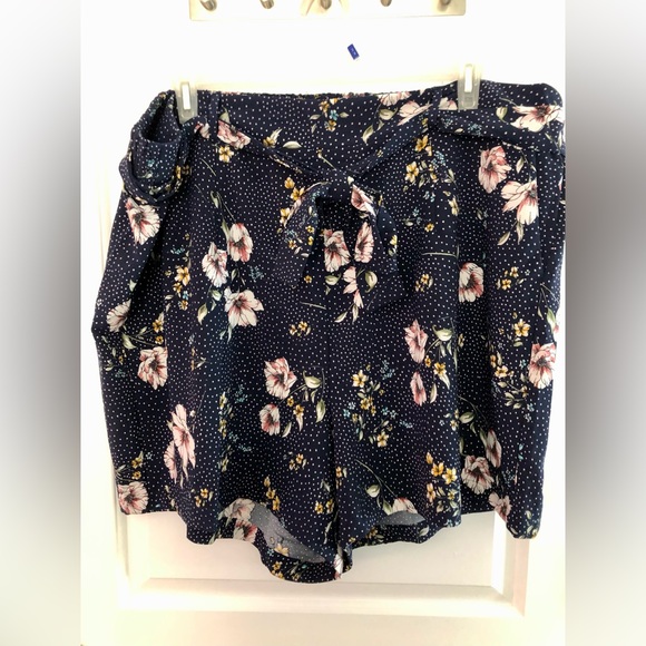 Torrid sz 4 tie front stretch crepe shorts NWT - Picture 6 of 9